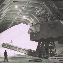 Heuvelgraver in kunstmestloods SBB 1950